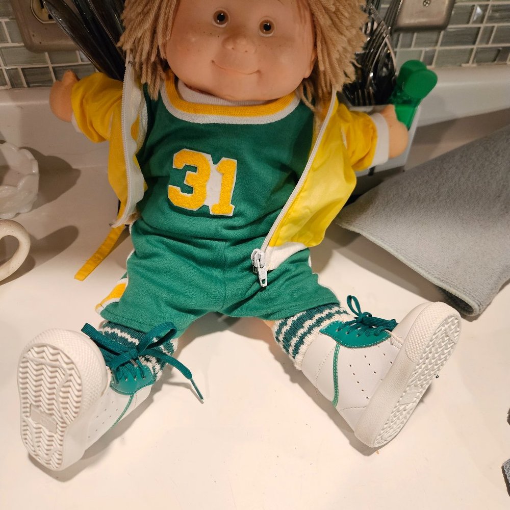 1983 BLUE BOX DOLL WITH AUTHENTIC CABBAGE PATCH OUTFIT, NONSMOKING, PET FREE HOM